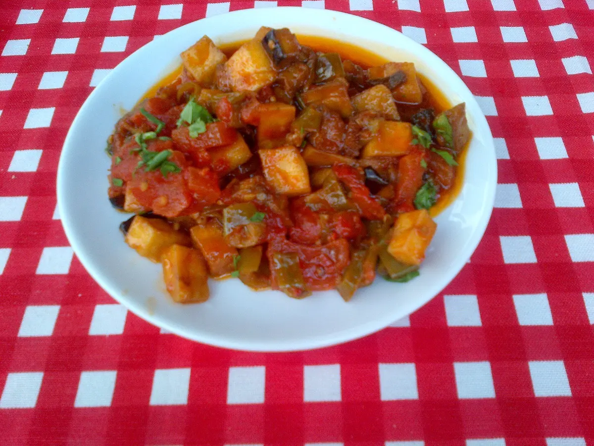 Fried aubergine with garlic and tomatoes