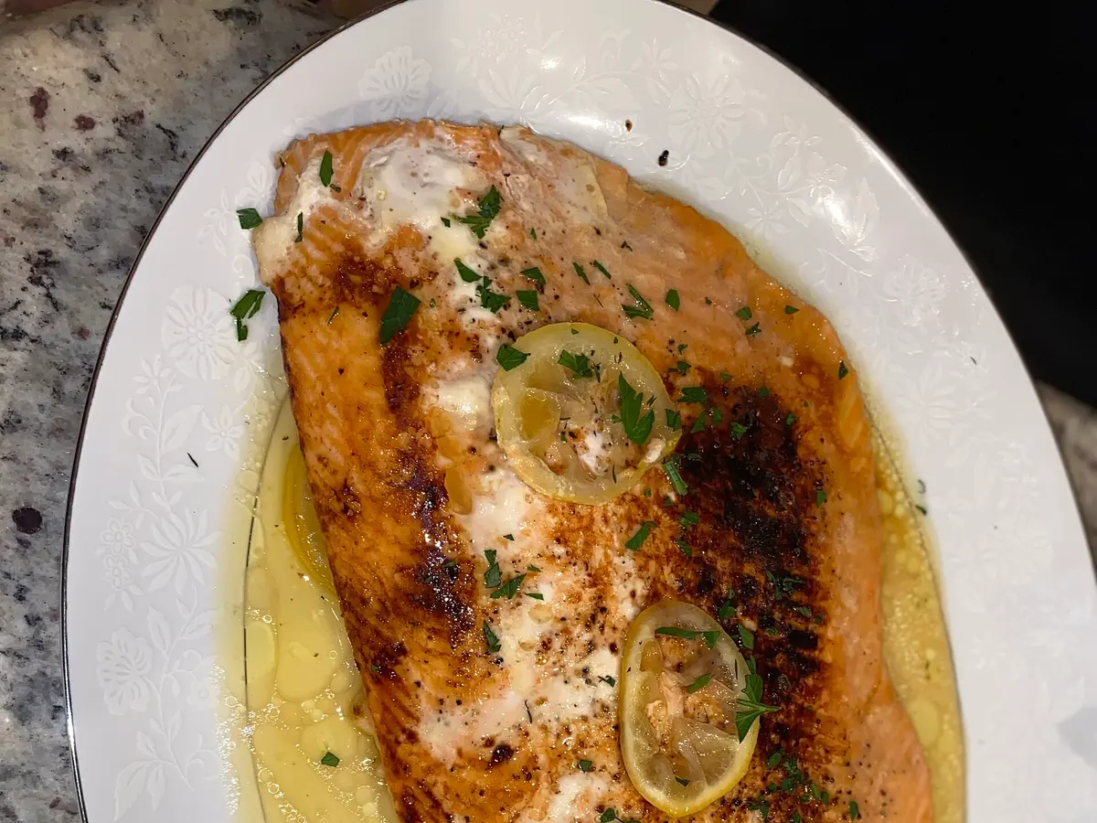 Oven-baked salmon with lemon