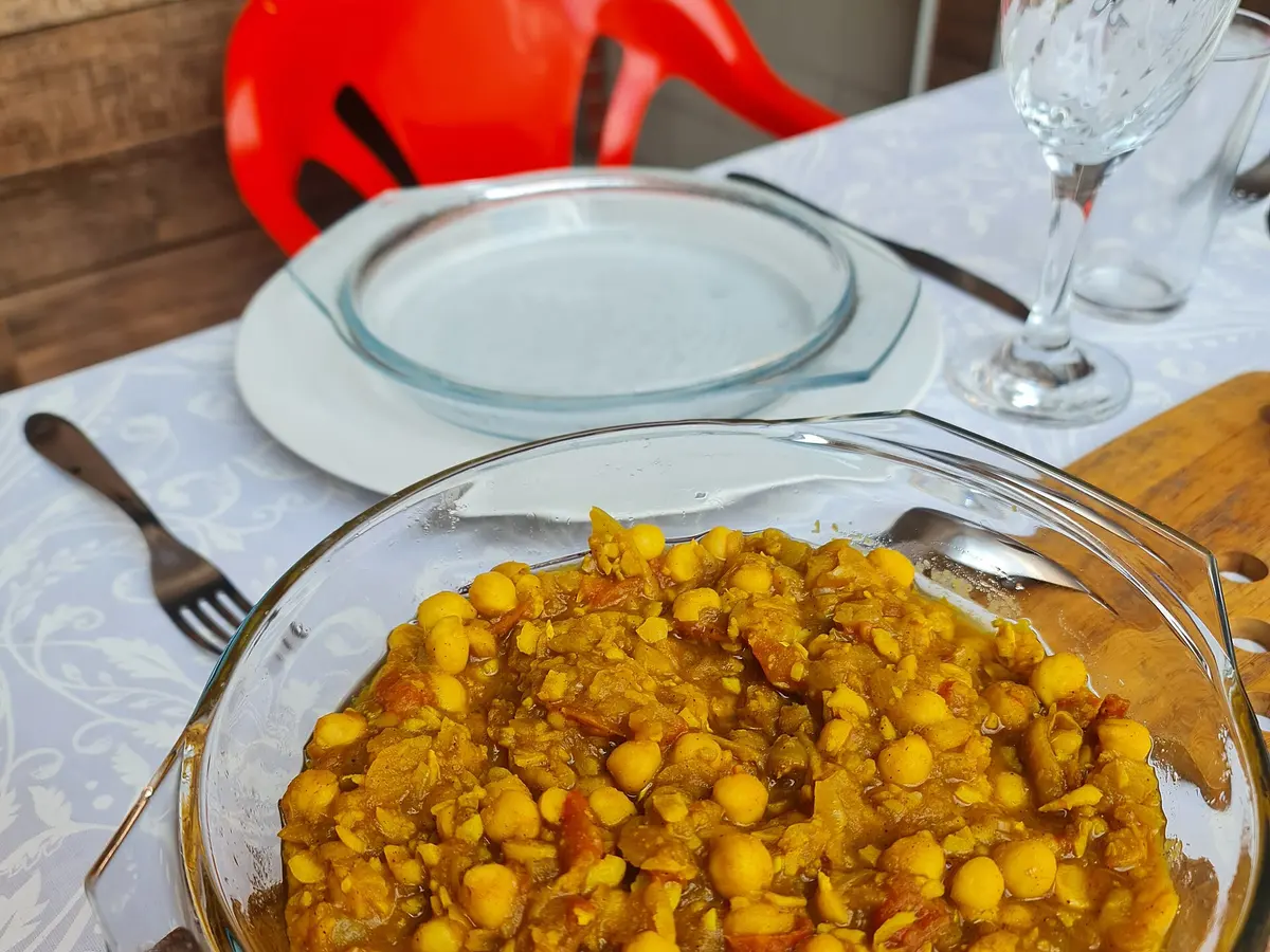 Chickpea curry with coconut milk