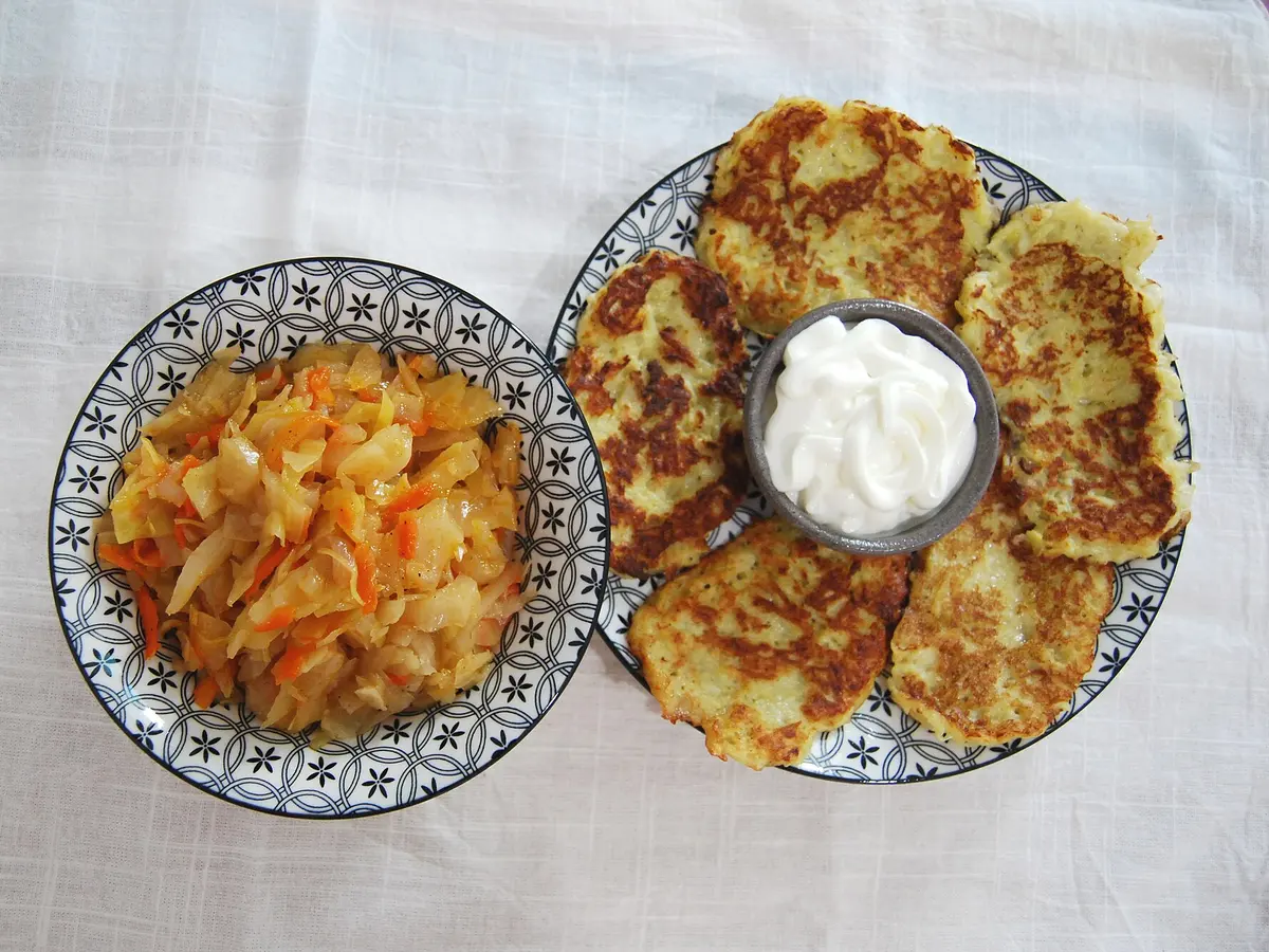 Braised cabbage with carrot and tomato