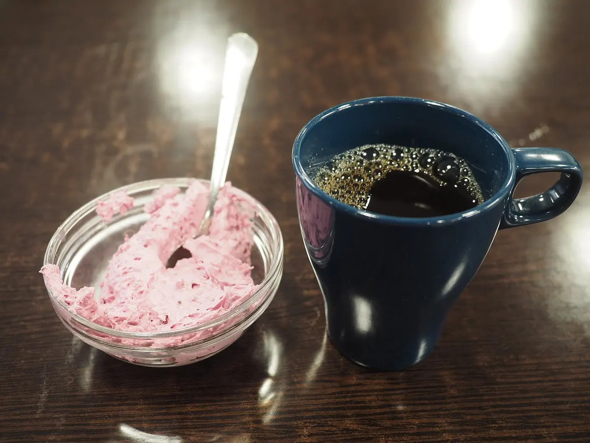 Sugar-free cottage cheese dessert with banana and berries